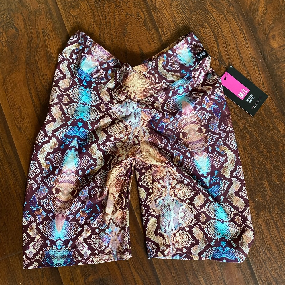 LiCi fit v-cut biker shorts